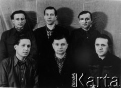 1957, Norylsk, Krasnojarski Kraj, ZSRR.
Grupa osób, prawdopodobnie zwolnionych z łagrów; stoi w środku: Aleksander Żyźniewski.
Fot. NN, zbiory Ośrodka KARTA, udostępnił Aleksander Żyźniewski