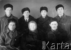1955, Norylsk, Krasnojarski Kraj, ZSRR.
Byli więźniowie łagrów. Od lewej siedzą: Kazimierz Szyłobryt, kobieta NN Rosjanka, Józef (nazwisko nieznane, z Kielc); stoją: NN, NN, Stanisław (nazwisko nieznane), Józef Ragiń. Zdjęcie wykonane w październiku lub listopadzie 1955 r.
Fot. NN, zbiory Ośrodka KARTA, udostępnił Józef Ragiń.