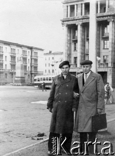 Sierpień 1954, Norylsk, Krasnojarski Kraj, ZSRR.
Byli więźniowie łagrów przed hotelem, z lewej stoi Józef Ragiń.
Fot. NN, zbiory Ośrodka KARTA, udostępnił Józef Ragiń.



