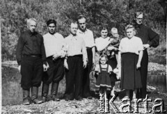 1955, Kołyma, Magadańska obł., ZSRR.
Grupa osób, od lewej: Landowski (Polak, majster), NN (Rosjanin), NN, Łotyszonek (utopił się w Kołymie), jego żona z dziećmi, NN, Henryk Meszczyński.
Fot. NN, zbiory Ośrodka KARTA, udostępnił Henryk Meszczyński