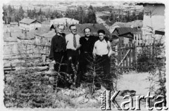 Czerwiec 1955, Jagodno, Magadańska obł., ZSRR.
Od lewej: Henryk Meszczyński, Włodzimierz Mattoszko, Stanisław Filipczyk, NN.
Fot. NN, zbiory Ośrodka KARTA, udostępnił Henryk Meszczyński