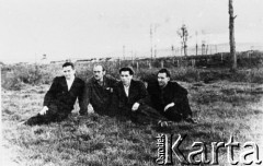 Lipiec 1956, Miaundża, Kołyma, Magadańska obł., ZSRR.
Polacy, byli więźniowie łagru D-2 (w tle).  Pierwszy z lewej: Jerzy Różanowski.
Fot. NN, zbiory Ośrodka KARTA, udostępnił Jerzy Różanowski