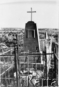 1956, Miaundża, Kołyma, Magadańska obł., ZSRR.
Grób Jana Zimmermanna, żołnierza AK, więźnia obozu D-2, zmarłego w 1956 r. na Kołymie. Postument i ogrodzenie wykonali obozowi koledzy zmarłego.
Fot. NN, zbiory Ośrodka KARTA, udostępnił Jerzy Różanowski