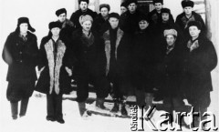 Kwiecień 1956, Miaundża, obóz D-2 Kołyma, Magadańska obł., ZSRR.
Grupa polskich więźniów. Stoją od lewej w pierwszym rzędzie: Stanisław Żuk, Bolesław Pieckiel, Antoni Rymsza, Hipolit Suchocki, Jerzy Różanowski, Jan Michaluk, Antoni Witkiewicz; w drugim rzędzie od prawej: Wacław Ćwikła, NN, NN, Alfons Will, Józef Waszkiewicz,  Alfons Boz, Wacław Sipowicz (bądź Osipowicz), Władysław (nazwisko nieznane).
Fot. NN, zbiory Ośrodka KARTA, udostępnił Jerzy Różanowski