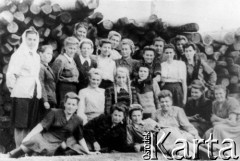 1954, Norylsk, Krasnojarski Kraj, ZSRR.
Więźniarki łagru kobiecego (Gorłag nr 6). Duża grupa kobiet w letnich strojach na tle pociętych bali drewnianych. Od lewej leżą: Zuzanna Raubo, NN, Maria Tuliszewska. Pozostałe osoby nierozpoznane.
Fot. NN, zbiory Ośrodka KARTA, udostępnili Maria i Kazimierz Tuliszewscy.
