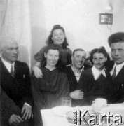 1955, Norylsk, Krasnojarski Kraj, ZSRR.
Polacy na zsyłce w Norylsku, w oczekiwaniu na wyjazd do kraju. Od lewej: Stanisław Gotkowski, Hanna Górska, Hanna Czarnocka, Marian Dowgiałło, Stanisława Kowalewicz-Dowgiałło, Kazimierz Szyłobryt.
Fot. NN, zbiory Ośrodka KARTA, udostępnili Maria i Kazimierz Tuliszewscy
