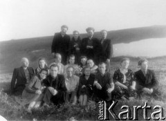 1955, Norylsk, Krasnojarski Kraj, ZSRR.
Polacy, byli więźniowie łagrów, podczas zesłania. W pierwszym rzędzie od lewej: NN, NN, NN, Helena Stańczyk, Karol Gonet, Owczarska (imię nieznane), Franciszek Czarkowski; w drugim rzędzie od lewej: Stanisław Gotkowski, jego żona (siostra Kazimierza Szyłobryta), NN, Aniela Kubiak, Hanna Górska, Kazimierz Pocześniak; stoją od lewej: NN, NN, Kazimierz Szyłobryt, NN.
Fot. NN, zbiory Ośrodka KARTA, udostępnili Maria i Kazimierz Tuliszewscy

