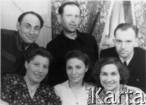 02.07.1955, Norylsk, Krasnojarski Kraj, ZSRR.
Mieszkanie Mieczysława Koprowskiego; w górnym rzędzie (od lewej): Zygmunt Czarnocki, Jan Pawlaczek, Mieczysław Koprowski; w dolnym rzędzie (od lewej): Hanna Czarnocka, NN (Rosjanka), Maria Koprowska.
Fot. NN, zbiory Ośrodka KARTA, udostępnili Hanna i Zygmunt Czarnoccy