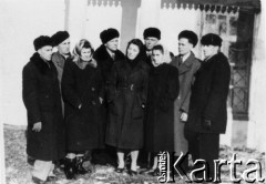 1954 lub 1955, Norylsk, Krasnojarski Kraj, ZSRR.
Grupa osób przed budynkiem mieszkalnym przy ulicy Menczagorskiej 14 (barak o 27 mieszkaniach); od lewej: Karol Gonet, Stanisław Burakowski, Aniela Kubiak, Stanisław Gotkowski, Hanna Czarnocka, NN, Stanisława Kowalewicz, Kazimierz Szyłobryt, Marian Dowgiałło.
Fot. NN, zbiory Ośrodka KARTA, udostępnili Hanna i Zygmunt Czarnoccy