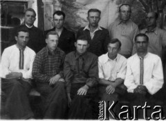 1955 lub 1956, Miaundża, Kołyma, Magadańska obł., ZSRR.
Grupa mężczyzn. Stoi pierwszy od lewej Józef Skorp; siedzi trzeci od lewej Julian Hulnicki.
Fot. NN, zbiory Ośrodka KARTA, udostępnił Hipolit Suchocki