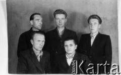 1955 lub 1956, Kołyma, Magadańska obł., ZSRR.
Od lewej na górze: Mieczysław Korol, Antoni Witukiewicz, Franciszek Wilkiewicz; na dole: Hipolit Suchocki, Jerzy Różanowski.
Fot. NN, zbiory Ośrodka KARTA, udostępnił Hipolit Suchocki