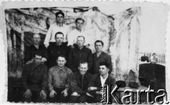 28.08.1955, Ares, Kołyma, Magadańska obł., ZSRR.
Polacy, więźniowie łagrów. Od lewej, dolny rząd: NN, Kazimierz Babicz, NN, NN; rząd środkowy: NN, Stanisław Bohdziewicz, Wincenty (nazwisko nieznane), NN.
Fot. NN, zbiory Ośrodka KARTA, udostępnił Hipolit Suchocki