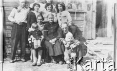 1955, Elbląg, woj. gdańskie, Polska.
Rodzina Tuliszewskich, po powrocie Józefa Tuliszewskiego (z łagrów radzieckich?). Po prawej: ojciec Józefa Tuliszewskiego, po lewej brat ojca.
Fot. NN, zbiory Ośrodka KARTA, udostępnił Józef Tuliszewski