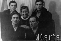 1954, Norylsk, Krasnojarski Kraj, ZSRR.
Grupa osób, z prawej: Jan Micko, Stanisław Mogielnicki.
Fot. NN, zbiory Ośrodka KARTA, udostępnił Stanisław Mogielnicki