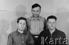 4.04.1955, Norylsk, Krasnojarski Kraj, ZSRR.
Portret trzech mężczyzn. Od lewej: Pius Żołędziewski, Ługniewski, Bieć.
Fot. NN, zbiory Ośrodka KARTA, udostępnił Pius Żołędziewski