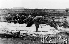 1959, Tajszet, Irkucka obł., ZSRR.
Polacy, więźniowie łagpunktu nr 101 Ozierłagu, przy struganiu bali. 
Fot. NN, zbiory Ośrodka KARTA, udostępnił Pius Żołędziewski.
