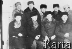 1955, Norylsk, Krasnojarski Kraj, ZSRR.
Polacy, więźniowie łagrów. U góry od lewej: NN, NN, Tuczkowski, Sienkiewicz, Mazewski; siedzą od lewej: Władysław Siemak, Pius Żołędziewski, Józef Halski, Wacław Szurchan.
Fot. NN, zbiory Ośrodka KARTA, udostępnił Pius Żołędziewski