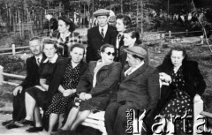 1955, Chabarowsk (?), Kołyma, Chabarowski Kraj, ZSRR.
Grupa osób na ławce. Siedzą od lewej: NN, Krystyna Zajączkowska-Rudnicka, Alina Kopisto, Nela Mackiewicz, Andrzej Mackiewicz, Janina Durlik.
Fot. NN, zbiory Ośrodka KARTA, udostępniła Janina Durlik