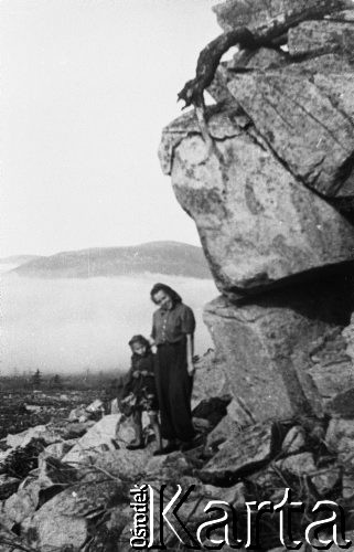 1955, okolice Magadanu, Magadańska obł., ZSRR.
Janina Durlik z córeczką miejscowych Polaków. Zdjęcie z okolic Magadanu lub Nagajewa.
Fot. NN, zbiory Ośrodka KARTA, udostępniła Janina Durlik