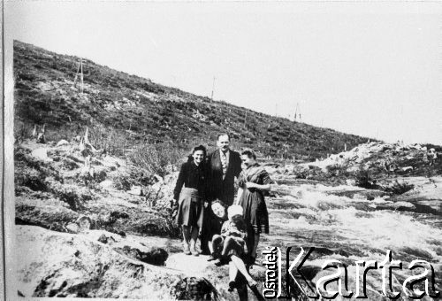 Brak daty, Kołyma?, Magadańska obł., ZSRR.
Janina Durlik siedzi z dzieckiem; stoją: Zdzisława Paczosińska, NN, Nela Mackiewiczowa (?).
Fot. NN, zbiory Ośrodka KARTA, udostępniła Janina Durlik