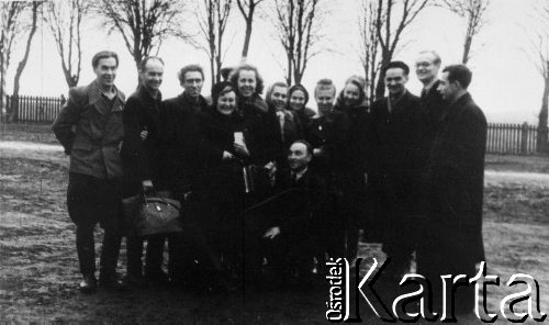 1955, Żurawica. 
Polacy zesłani do ZSRR wracają do kraju - odjazd z Żurawicy, stoją od lewej: Leopold Ćwikla z Wilna, Stanisław Filipczyk z Lidy, Konstanty Koziński z Lidy, Janina Wojnicka z Wilna, Janina Durlik z Lidy, Aniela Kozak-Mackiewicz ze Lwowa, klęczy Felicjan Łukaszewicz ze Święcian, Jadwiga Sokołowska, NN, Janina Stundis z Wilna, Leon Durlik, Henryk Meszczyński z Wilna, NN.
Fot. NN, zbiory Ośrodka KARTA, udostępniła Janina Durlik