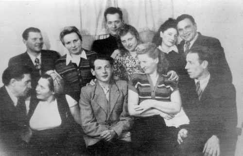 Lata 50-te, Kołyma, ZSRR.
Polacy zwolnieni z łagrów. Na dole od lewej: Andrzej Mackiewicz, Nela Kozak-Mackiewiczowa, Stanisław Jackiewicz, Krystyna Zajączkowska-Rudnicka, Anatol Jatkiewicz; w górnym rzędzie: NN, Alina Kopisto, NN, Irena Fiłonienko-Wołodźko, Jadwiga Szmigiero, Witold Szmigiero.
Fot. NN, zbiory Ośrodka KARTA, udostępniła Janina Durlik.
