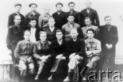 1955 lub 1956, Miaundża, Kołyma, ZSRR.
Więźniowie łagru, w pierwszym rzędzie siedzą od lewej: NN, Józef Klukowski, NN, Antoni Rymsza, Jan Michaluk, w drugim rzędzie od lewej: NN, Stanisław Żuk, NN, Wacław Osipowicz, Stanisław Sopytko, NN, w trzecim rzędzie trzeci od lewej stoi Bolesław Kołtun.
Fot. NN, zbiory Ośrodka KARTA, udostępnił Bolesław Kołtun. 
