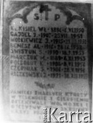 1956, Dżezkazgan, Karagandyjska obł., Kazachska SRR, ZSRR.
Pomnik postawiony pamięci Polaków, zmarłych w łagrach w Dżezkazganie. Na tablicy nazwiska 9 osób.
Fot. NN, zbiory Ośrodka KARTA, udostępnił Józef Berdowski