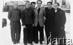 Brak daty, Workuta, Komi ASRR, ZSRR.
Grupa mężczyzn na tle drewnianych zabudowań. Stoją od lewej: Michał Horwat, Olgierd Zarzycki, Władek (nazwisko nieznane), Edward Muszyński, NN, NN.
Fot. NN, zbiory Ośrodka KARTA, udostępniła Natalia Zarzycka