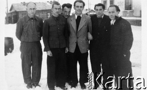 Brak daty, Workuta, Komi ASRR, ZSRR.
Grupa mężczyzn na tle drewnianych zabudowań. Stoją od lewej: Michał Horwat, Olgierd Zarzycki, Władek (nazwisko nieznane), Edward Muszyński, NN, NN.
Fot. NN, zbiory Ośrodka KARTA, udostępniła Natalia Zarzycka