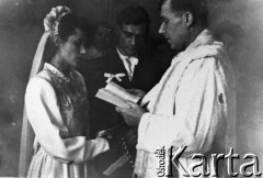 12.02.1956, Workuta, Komi ASRR, ZSRR.
Ślub Natalii Odyńskiej i Olgierda Zarzyckiego, udziela go ksiądz Kuczyński.
Fot. NN, zbiory Ośrodka KARTA, udostępniła Natalia Zarzycka