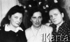 1954, Kołyma, Magadańska obł., ZSRR.
Kobiety na tle choinki. Od lewej: Jadwiga Bizanc-Szmigiero, Irena Krajewska, Alina Kopisto.
Fot. NN, zbiory Ośrodka KARTA, udostępniła Irena Krajewska