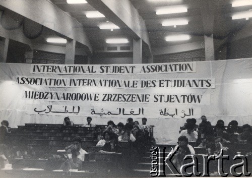 Lato 1981, brak miejsca.
Doroczne spotkanie delegatów Międzynarodowego Zrzeszenia Studentów (International Student Association). Z Polski przyjechała delegacja 25 osób, m.in. Anna Krajewska, Dariusz Guzy, Wojciech Bogaczek. 
Fot. Andrzej Mietkowski, zbiory Ośrodka KARTA
