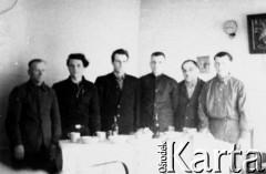 Brak daty, Workuta, Komi ASRR, ZSRR.
Grupa mężczyzn przy stole.
Fot. NN, zbiory Ośrodka KARTA, udostępnił Jan (?) Jaczewski