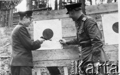 1956 lub 1957, Norylsk, Krasnojarski Kraj, ZSRR.
W klubie strzeleckim. Żołnierze Armii Czerwonej.
Fot. NN, zbiory Ośrodka KARTA, udostępnił Czesław Jakimowicz