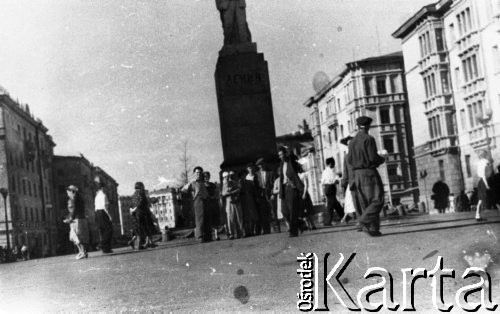 1956 lub 1957, Norylsk, Krasnojarski Kraj, ZSRR.
Fragment Placu Centralnego.
Fot. NN, zbiory Ośrodka KARTA, udostępnił Czesław Jakimowicz