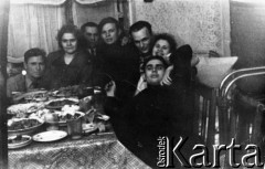1956 lub 1957, Norylsk, Krasnojarski Kraj, ZSRR.
Polacy w hotelu po zwolnieniu z łagrów. Trzeci od prawej: Czesław Jakimowicz.
Fot. NN, zbiory Ośrodka KARTA, udostępnił Czesław Jakimowicz