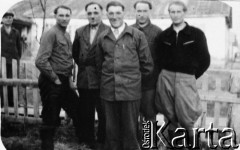 Brak daty, brak miejsca, ZSRR.
Polacy zwolnieni z łagrów: od prawej Franciszek Misiewicz, Józek Romanowski, NN, Wojciech Zakrzewski, Witek Wilczyński.
Fot. NN, zbiory Ośrodka KARTA, udostępnił Wojciech Zakrzewski