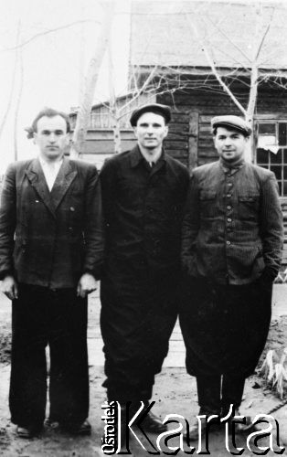 Brak daty, ZSRR.
Łagiernicy: Kazimierz Arciszewski, Wojciech Zakrzewski i NN.
Fot. NN, zbiory Ośrodka KARTA, udostępnił Wojciech Zakrzewski