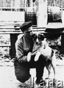 1957, Poćma, Mordwińska ASRR, ZSRR.
Wojciech Zakrzewski z psem.
Fot. NN, zbiory Ośrodka KARTA, udostępnił Wojciech Zakrzewski