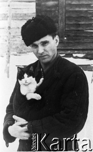 Lata 50., ZSRR.
Wojciech Zakrzewski trzymający kota.
Fot. NN, zbiory Ośrodka KARTA, udostępnił Wojciech Zakrzewski