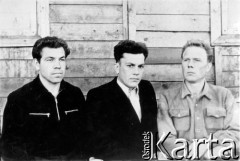 3.10.1956, Inta, Komi ASRR, ZSRR.
Polacy po zwolnieniu z łagru, pierwszy z lewej siedzi Władysław Janowicz.
Fot. NN, zbiory Ośrodka KARTA, udostępniła Teresa Sworobowicz.
