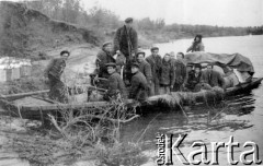 b. daty, Inta, Komi ASRR, ZSRR.
Przeprawa przez rzekę Intę.
Fot. NN, zbiory Ośrodka KARTA, udostępniła Teresa Sworobowicz.


