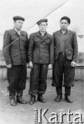 01.08.1955, Workuta, Komi ASRR, ZSRR.
Trzej więźniowie łagru, pierwszy z prawej stoi Władysław Janowicz.
Fot. NN, zbiory Ośrodka KARTA, udostępniła Teresa Sworobowicz.



