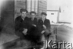 1956, Inta, Komi ASRR, ZSRR.
Bracia Teresy Sworobowicz po zwolnieniu z łagru. Siedzą od lewej: Władysław, Kazimierz i Zygmunt Janowicz.
Fot. NN, zbiory Ośrodka KARTA, udostępniła Teresa Sworobowicz.


