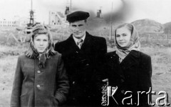 1955, Inta, Komi ASRR, ZSRR.
Polacy zwolnieni z łagrów, stoją od lewej: Teresa Sworobowicz z mężem Zygmuntem i Teresa Kiżuk, siostra Zygmunta, w tle budynki i hałdy kopalni.
Fot. NN, zbiory Ośrodka KARTA, udostępniła Teresa Sworobowicz.


