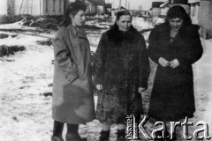 1955, Inta, Komi ASRR, ZSRR.
Teresa Sworobowicz z teściową i siostrą, w tle budynki osiedla, w którym mieszkali Sworobowiczowie poczas zesłania.
Fot. NN, zbiory Ośrodka KARTA, udostępniła Teresa Sworobowicz.



