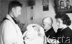 1956, Inta, Komi ASRR, ZSRR.
Mieszkanie Sworobowiczów przy ul. Polarnej - polski ksiądz chrzci pierworodnego syna Wacława.
Fot. NN, zbiory Ośrodka KARTA, udostępniła Teresa Sworobowicz.



