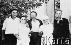 Lata 50., Karaganda, Karagandyjska obł., ZSRR.
Wacław Kozłowski, Kazimierz Zienkiewicz i Kazimierz Puchalski (od lewej) w towarzystwie pielęgniarek. Zienkiewicz był pacjentem obozowego szpitala, dwaj jego koledzy przebywali już w tym czasie na wolności.
Fot. NN, zbiory Ośrodka KARTA, udostępnił Kazimierz Zienkiewicz