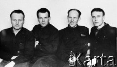 Lata 50., Spask, Celinogradzka obł., Kazachstan, ZSRR.
Byli więźniowie łagrów przebywający na zesłaniu, siedzą od lewej: Władysław Pietkiewicz, Bronisław Szeremeta, Kazimierz Zienkiewicz, Józef Rymkiewicz.
Fot. NN, zbiory Ośrodka KARTA, udostępnił Kazimierz Zienkiewicz
